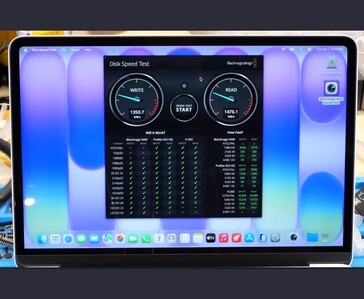 A MacBook Neo Blackmagic Disk Speed Test eredményei ~1350 MB/s írási és ~1476 MB/s olvasási sebességgel a 256 GB-os SSD-lemezen