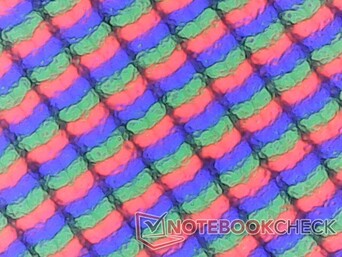 A matt panel kissé szemcsésebb, mint a fényes alternatíva