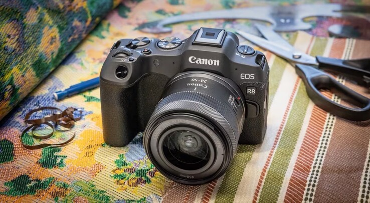 A képen látható Canon EOS R8 utódja retró kialakítású lesz.