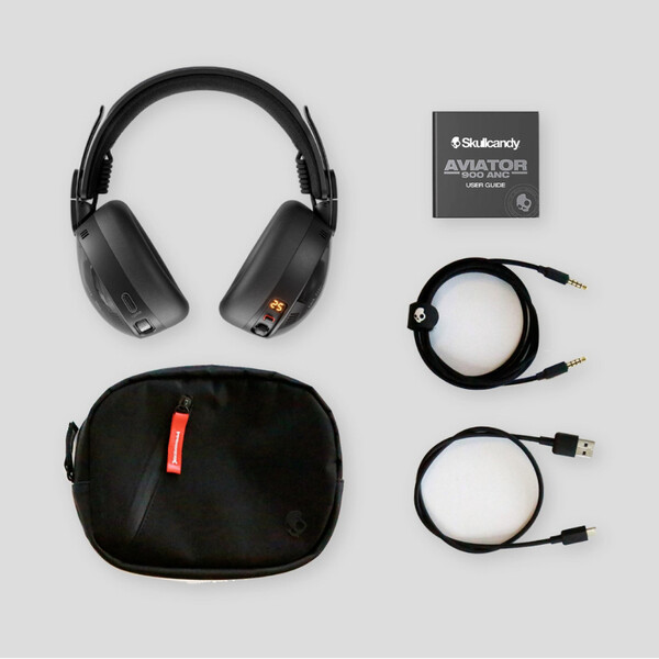 A Skullcandy Aviator 900 ANC egy töltőkábellel és egy AUX-kábellel érkezik. (Kép forrása: Skullcandy)