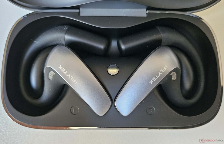 Mint sok más Bluetooth-fülhallgató, ezek az AI-fülhallgatók is közvetlenül a hordtáskájukban töltődnek.