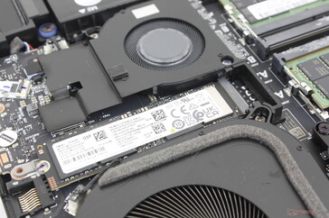 Elsődleges M.2 2280 PCIe5 x4 PCIe5 x4 foglalat (hőelosztó eltávolításával)