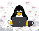 Egy Tux-stílusú pingvin, akit elárasztanak az AI által generált hibajelentések, amelyek elárasztják egy Linux-fejlesztő munkaterületét.