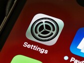 Közeli kép egy iPhone képernyőjéről, amelyen a Beállítások alkalmazás ikonja látható.