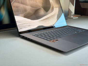 A Zenbook S16 vékony vázával és nagyszerű építési minőségével győz meg.