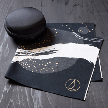 Az Audio-Technica ATH-M50x ENSO fejhallgató mindössze 200 véletlenszerűen kiválasztott tulajdonosa kap egy ENSO tokot és egy kiotói festésű furoshiki kendőt. (Kép forrása: Audio-Technica)