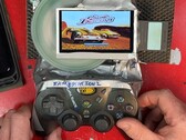 A barkácsolt "Frankenstein" PlayStation 2 slim hordozható játékkéziszámítógép lemezmeghajtóval
