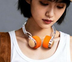 A fa és a színes hab kombinációja bájos retro megjelenést kölcsönöz a FiiO EH11-nek. (Kép forrása: FiiO)