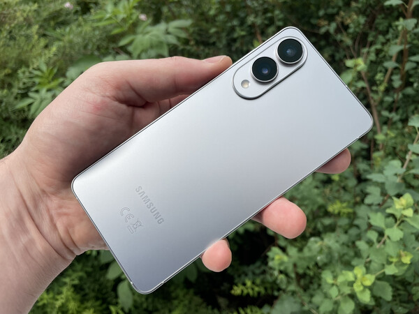 A Galaxy S25 Edge egyike volt a 2025-ben megjelent ultravékony okostelefonoknak.