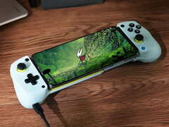 A GameHub 5.0 verziója teljesítménynövekedést is bevezet. Képeken: Hollow Knight: Silksong a Android telefonon. (Kép forrása: GameSir és Steam - szerkesztve)