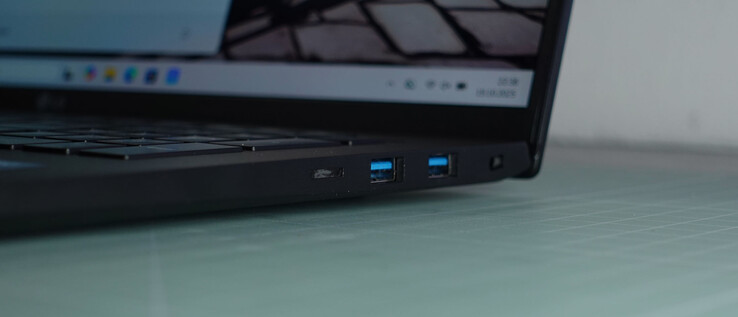 2 x USB-A 3.1, Kensington Lock foglalat