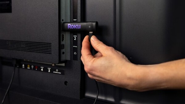 A 2025 Roku Streaming Sticks vékony kialakításúak, és a tévé USB-portjáról táplálhatók. (Kép forrása: Roku)