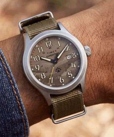 A Timex TW2Y89500 modell barna színű, terepszínű számlappal rendelkezik