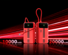 Két piros Honor Life powerbank beépített kijelzővel és csatlakoztatott USB-C-kábellel