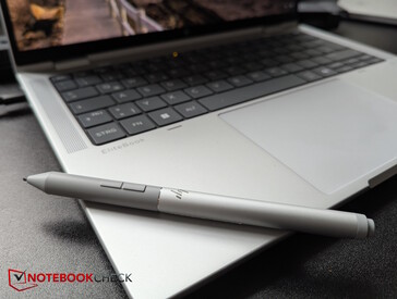 A HP Active Pen G3 mágnesesen támaszkodik a tenyértámaszon