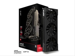 Az XFX Swift sorozatú Radeon RX 9070 XT (képünkön) és RX 9070 kártyák háromventilátoros hűtőkkel rendelkeznek. (Kép forrása: XFX)