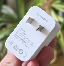 Oppo Pad 4 Pro: 67 W-os hálózati adapter