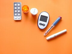 Inzulinos toll diabetikus mérőeszközök és néhány gyógyszer (Kép forrása: Towfiqu barbhuiya via Unsplash; vágva)