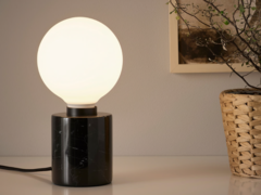Az IKEA Kajplats gömblámpák csatlakoznak a régebbi modellekhez, például a Tradfri LED-izzóhoz (a képen). (Kép forrása: IKEA)