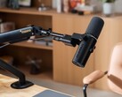 A Maono PD500W vezetékes vagy vezeték nélküli mikrofonként egyaránt használható élő közvetítéshez laptopról vagy mobiltelefonról.