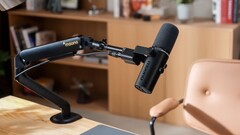 A Maono PD500W vezetékes vagy vezeték nélküli mikrofonként egyaránt használható élő közvetítéshez laptopról vagy mobiltelefonról.