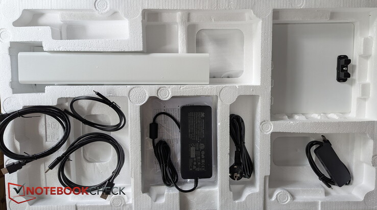 Kábelek (HDMI, DP, USB-C), hálózati adapter, állvány és USB-elosztó