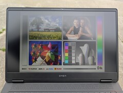 Elmosódott színek, amikor a szabadban, fényes felhőzet alatt