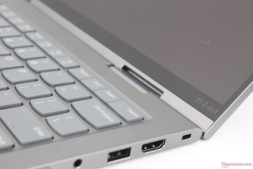 A bekapcsológomb a legtöbb más laptopoktól eltérően a szélén helyezkedik el