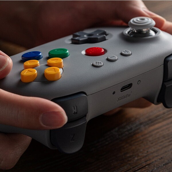 A 8BitDo 64 Bluetooth-vezérlő Classic Gray színben az eredeti N64-vezérlőhöz hasonlóan színes gombokkal rendelkezik. (Kép forrása: 8BitDo)