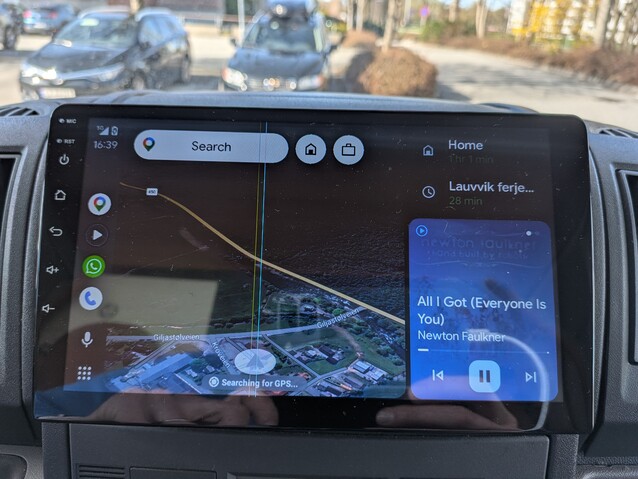 Az off device feldolgozás miatt a Android Auto és a Apple CarPlay jól működik, minden más a rendszerben fájdalmasan lassú.
