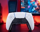 A DualSense PS5 vezérlő egy PC-monitor előtt