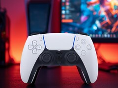 A DualSense PS5 vezérlő egy PC-monitor előtt