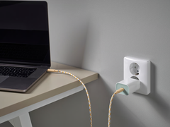 Az IKEA legújabb Sjöss töltője (a képen) akár 65 W-os teljesítményt is kínál. (Kép forrása: IKEA)