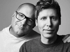 Jony Ive és Sam Altman képe az OpenAI és az Io egyesülésének bejelentéséről (kép forrása: OpenAI)