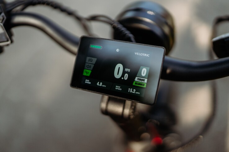 A Velotric Triker e-trike 3,5 hüvelykes, színes, középre szerelt LCD kijelzővel rendelkezik (Kép forrása: Velotric)