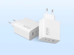 A Xiaomi 90W-os HyperCharge hálózati adaptere (3 portos) (képünkön) világszerte megjelenik. (Kép forrása: Xiaomi)