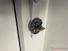 A szerelőlemez rögzítése