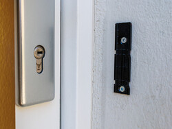 A szerelőlemez ragasztható vagy csavarozható.