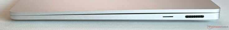 Jobbra: microSD-Express kártyaolvasó, Surface Connect port