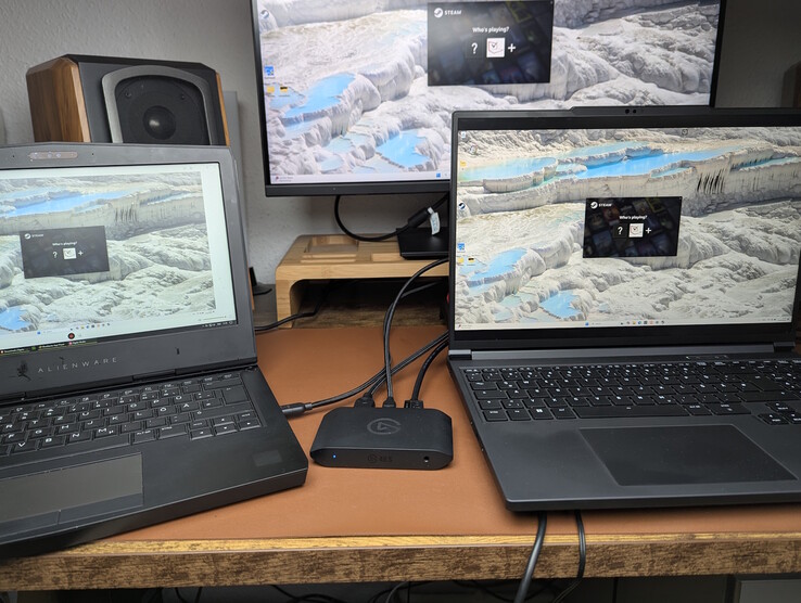 Balra: Capture PC (Elgato Studio); jobbra: Gaming PC; fent: külső monitor