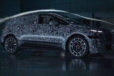 A kezdeti vázlatok után az új Audi A2 e-tron most az észak-svédországi jégen és havon, valamint a szélcsatornában végzett tesztvezetések során álcafóliába burkolózott.