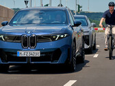 BMW Neue Klasse: Aktív védelem a kerékpárosok számára. Az elektronikus ajtózár megakadályozza, hogy az utasok kinyissák az ajtót, amikor kerékpáros közeledik.