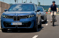 BMW Neue Klasse: Aktív védelem a kerékpárosok számára. Az elektronikus ajtózár megakadályozza, hogy az utasok kinyissák az ajtót, amikor kerékpáros közeledik.