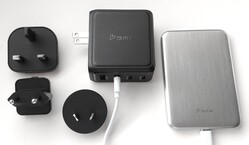 BMX GaNSTA 140W-os töltő a BMX SolidSafe Air power bank mellett, világméretű AC csatlakozó adapterekkel.