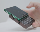 Galaxy Z Flip 5 egyedi tokkal és BlackBerry billentyűzettel egy kézben