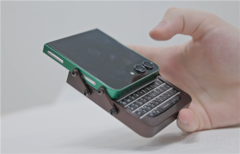 Galaxy Z Flip 5 egyedi tokkal és BlackBerry billentyűzettel egy kézben