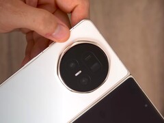 Néhány YouTuber már teszteli a Honor Magic V5 készüléket. A Magic V3-mal és az Oppo Find N5-tel való összehasonlítások is szerepelnek. (Kép forrása: Tech Tablets)