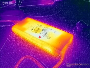 A hálózati adapter játék közben 45 C fölé emelkedik