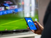 Egy kéz tart egy okostelefont, amelyen a VPN-alkalmazás megnyitva van