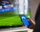 Egy kéz tart egy okostelefont, amelyen a VPN-alkalmazás megnyitva van